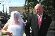 elle baise un jeune|Une mariée se fait déshabiller par des invités devant son mari, les .